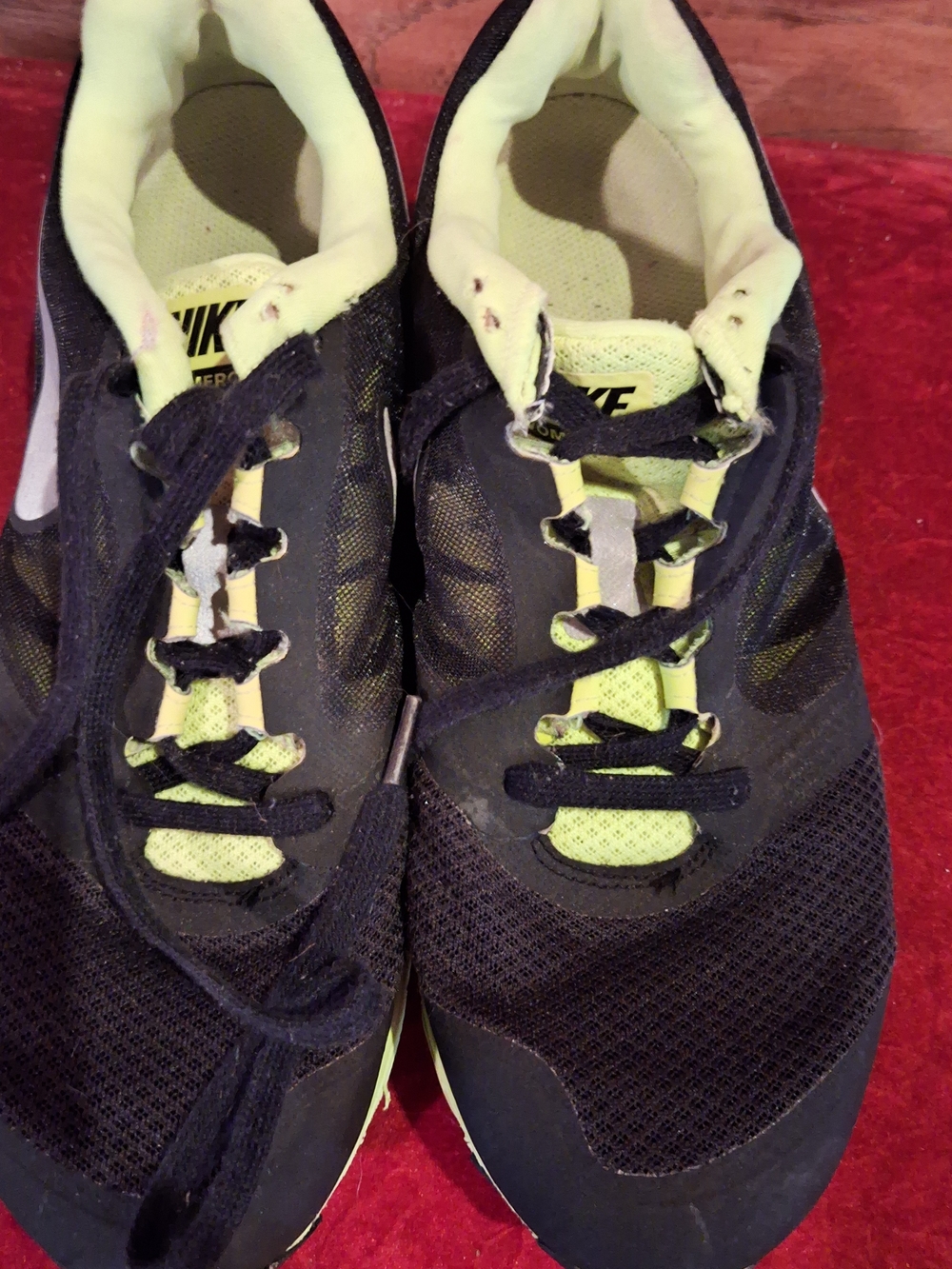 Nike Mens Vomero 8 Black and Neon Yellow Lace-Up Athletic Sneakers Size 10